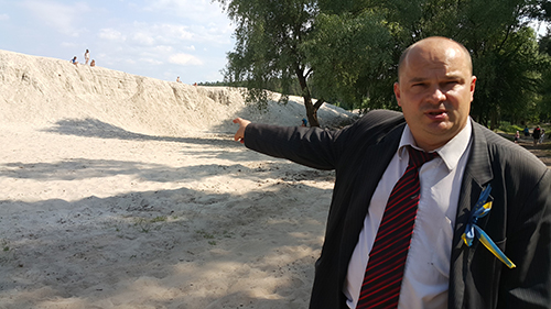 На фото Гладчук показує скільки вкрали у держави піску Король Бобриці і його спільники