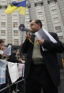 На фото Вадим Гладчук на митинге возле Кабмина